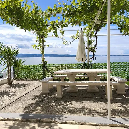 Charming House With Jacuzzi Vesna