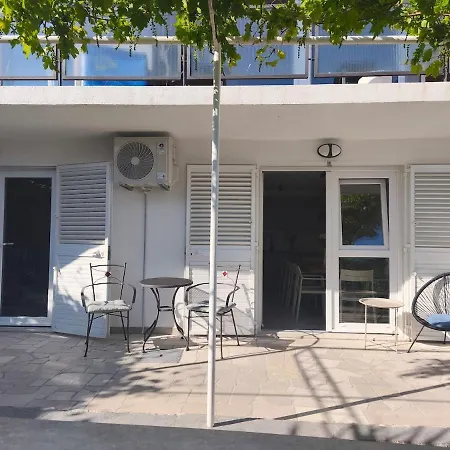 Сasa de vacaciones Charming House With Jacuzzi Vesna