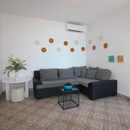 Сasa de vacaciones Charming House With Jacuzzi Vesna