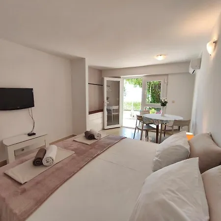 Сasa de vacaciones Charming House With Jacuzzi Vesna *