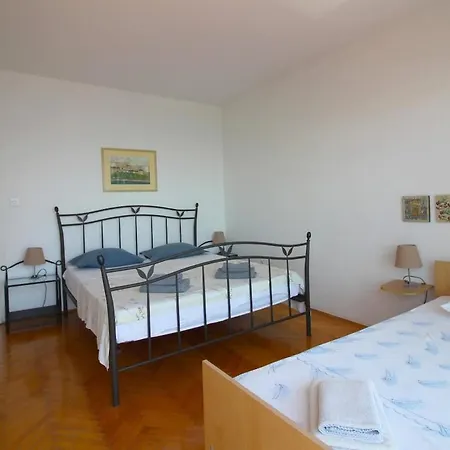 Charming House With Jacuzzi Vesna