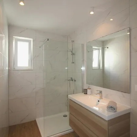 Charming House With Jacuzzi Vesna